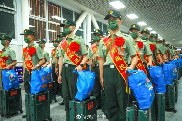 退役士兵在候车厅都是整整齐齐
