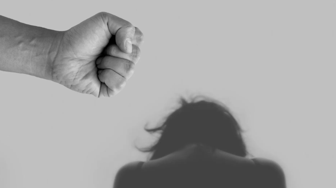 广西一女子举报副教授丈夫家暴7年，次数高达1千次，为了孩子，一直忍着……