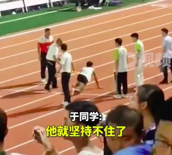 大学生5千米决赛体力透支爬向终点，同学：他本来是领先的，倒下爬了4、5米后晕倒