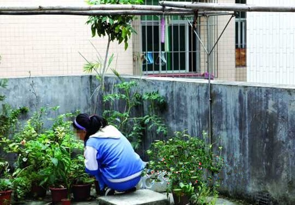 15岁女孩遭父亲酒友性侵达2年之久,这么长时间女孩为什么不报警?