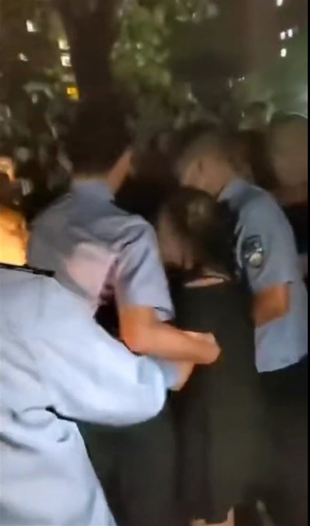 女子小区内强抱小孩遭居民围堵 警方回应