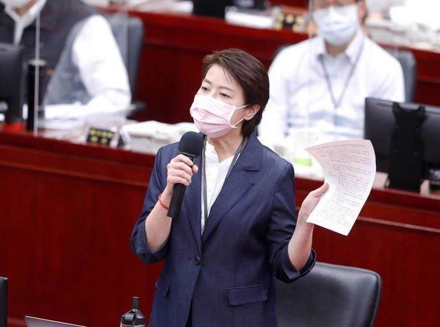 曝黄珊珊不辞职原因，蓝美女议员喊话辞职好好向市民解释