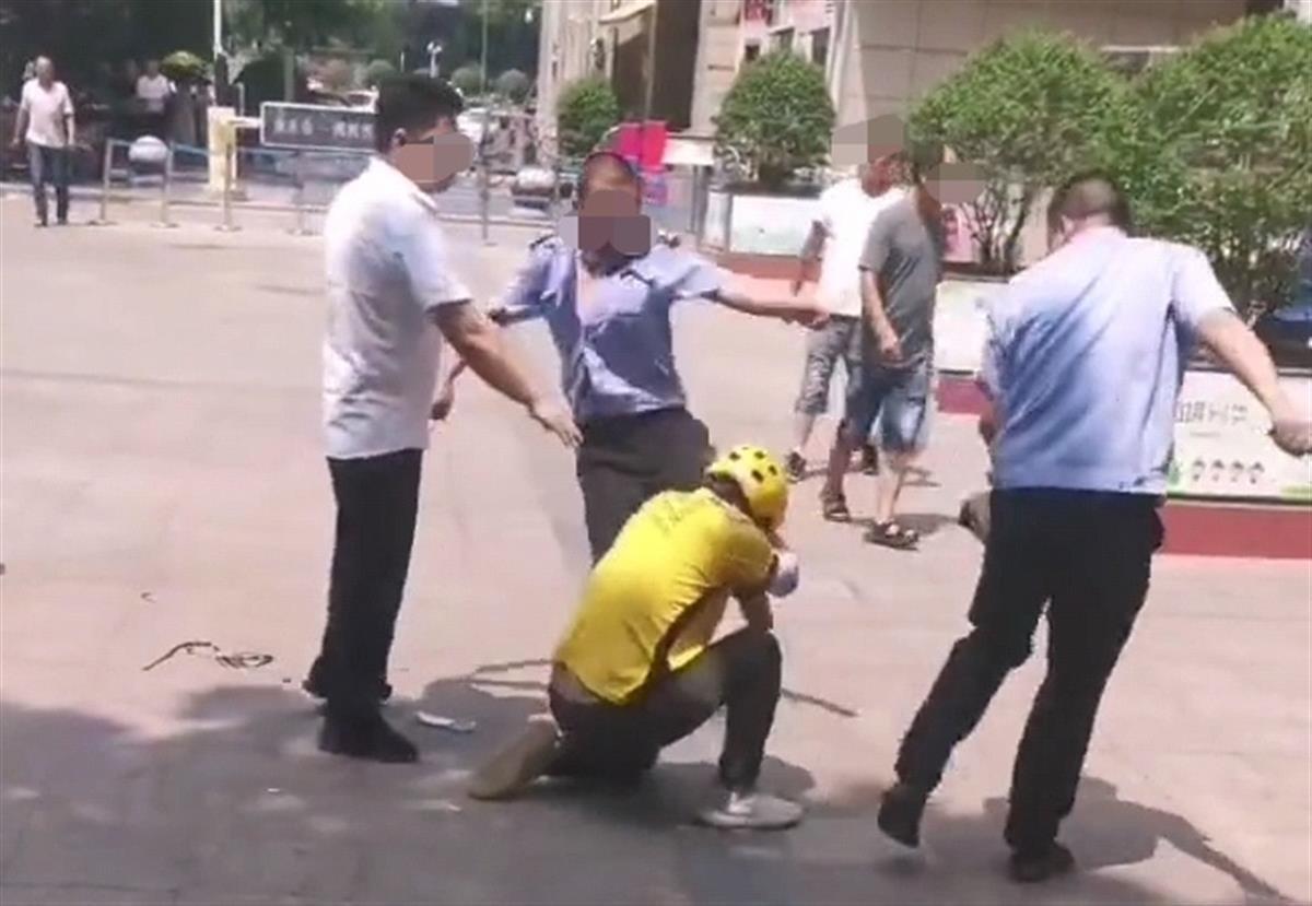 西安一小区门卫围殴外卖员被拘留，警方通报：因停车问题发生冲突