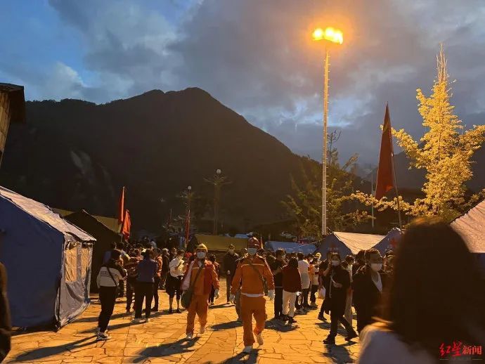泸定地震已致46人遇难16人失联！行车记录仪拍下惊险瞬间……