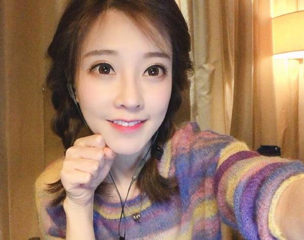 斗鱼女主播早起吃泡面引粉丝心疼 网友：她月收入超过50万