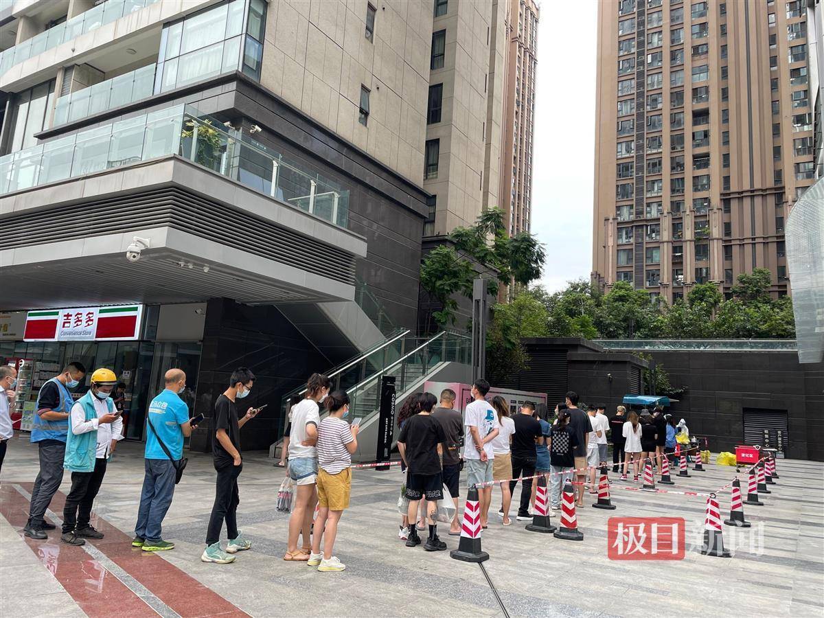 实探市民居家前的成都：市民有序采买，超市人员不停补货