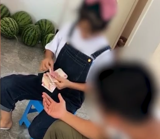 单亲家庭11岁妹妹攒3300元给大二哥哥交学费，妈妈：她攒了六七年，很感动