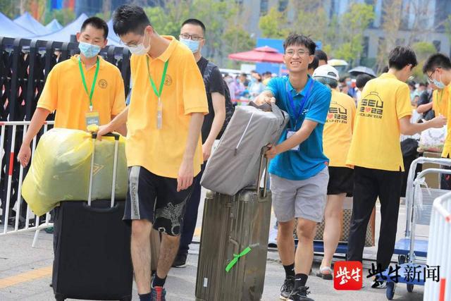 最小14岁！更高2米03！东大2022级本科新生报到，记者打探到学霸们的“高分秘诀”
