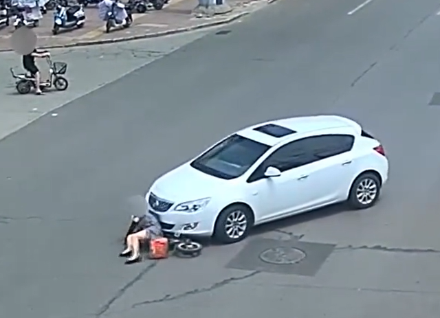 女司机撞人后“用脚刹车”，交警：她处在慌乱中，难以将车停下
