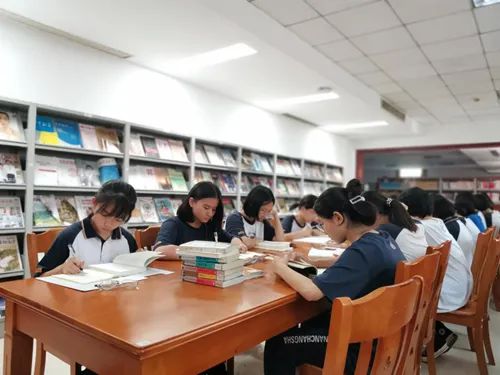 在二线城市上大学，父母每月给我400元，同宿舍女生是2000元左右