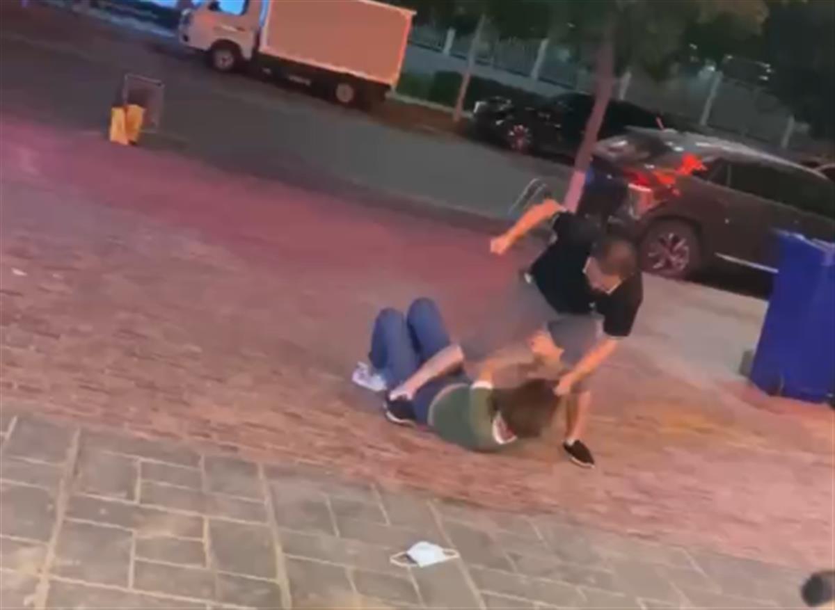 甘肃会宁一男子当街殴打女子，警方：已处理此事