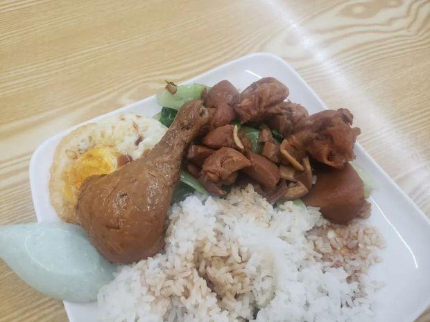 被猪脚饭的分量打动，女孩写长评感谢，老板的回复更暖！