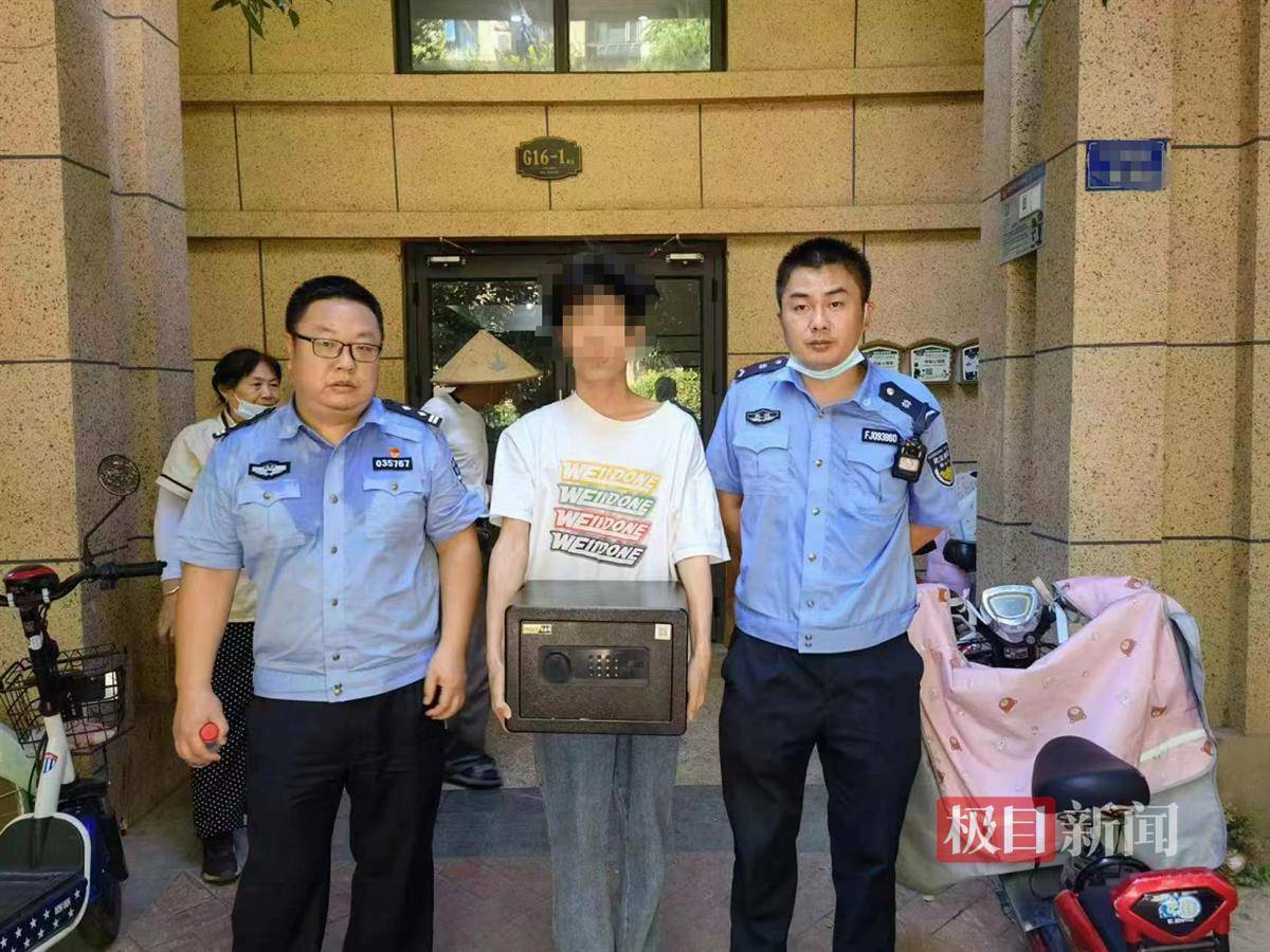 男子将保险柜伪装成垃圾放在垃圾桶旁边，24万现金被人捡走