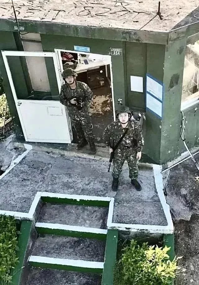 抵得太近！大陆无人机拍到台军士兵扔石头