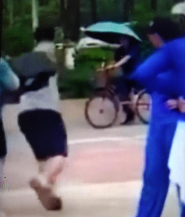 大妈跳广场舞扰民，男子怒砸音响！