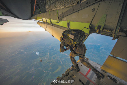 穿云破雾！空降兵某部“雷神”突击队训练影像
