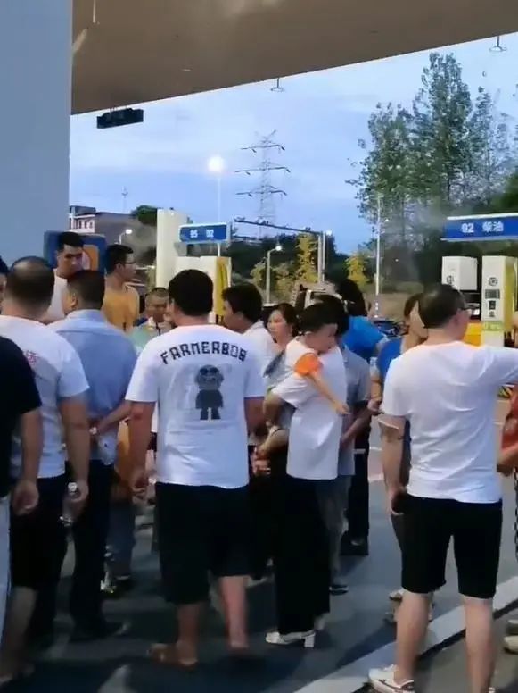 把汽油柴油搞混近200台车集体受损，加油站：卸错了油，每人赔偿800元