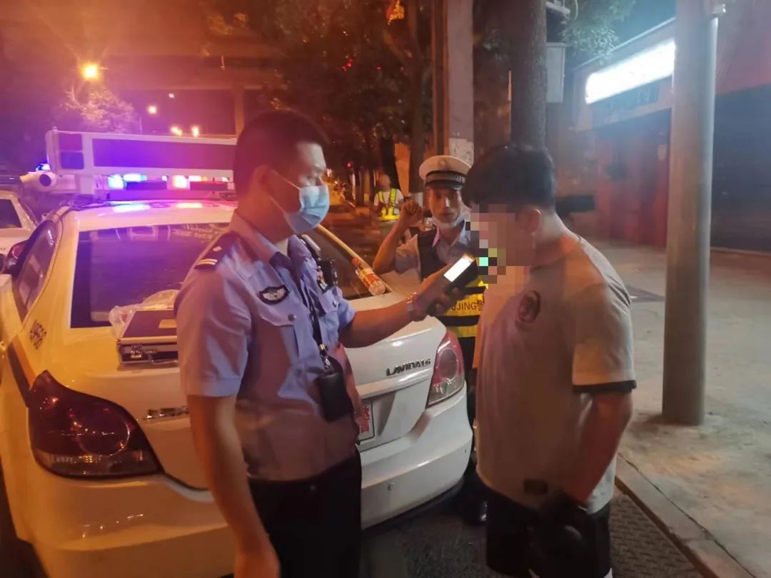 儿子二次酒驾被拘，父亲半夜赶到交警队：“进去好好反省！” | 夏季整治百日行动