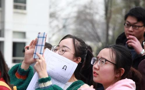 女大学生5年考公13次, 只为进“体制”工作, 网友却说浪费时间