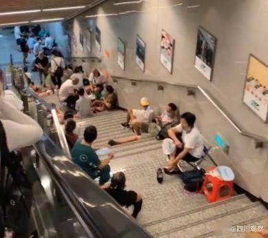 开设纳凉区，重庆高温地铁楼梯上长满了人