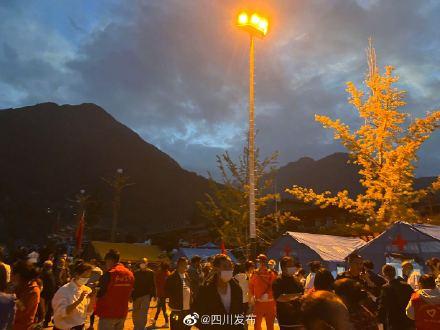 震后夜：震中磨西镇灯亮了