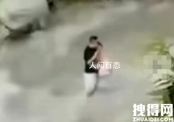 男子山洪中紧抱女孩 两人死里逃生
