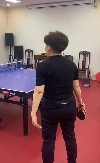 邓亚萍一家三口同框，16岁儿子长胡须身材壮，小小年纪就得