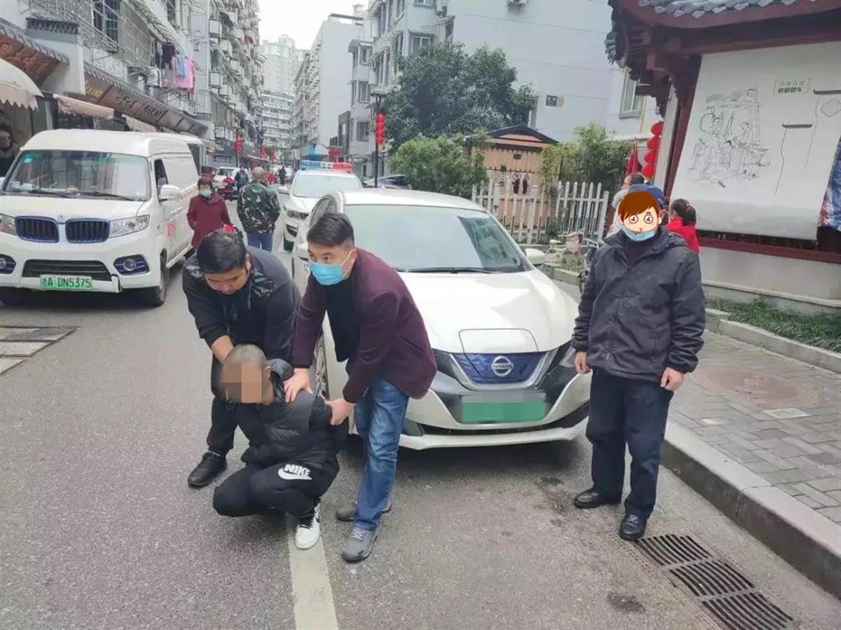 章某被民警制服（来源公众号杭州公安）.jpg