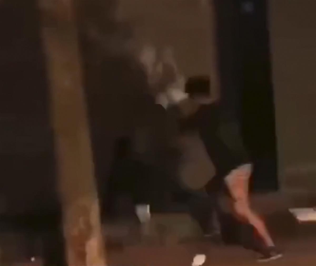 一年轻人殴打流浪汉取乐 警方已介入