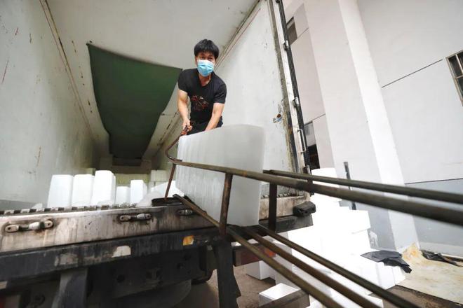 探访上海制冰厂：24小时生产，每天制冰27000块，供不应求！