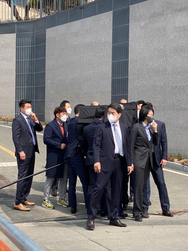 突发！朴槿惠在家门口被扔酒瓶 微微一笑继续讲话