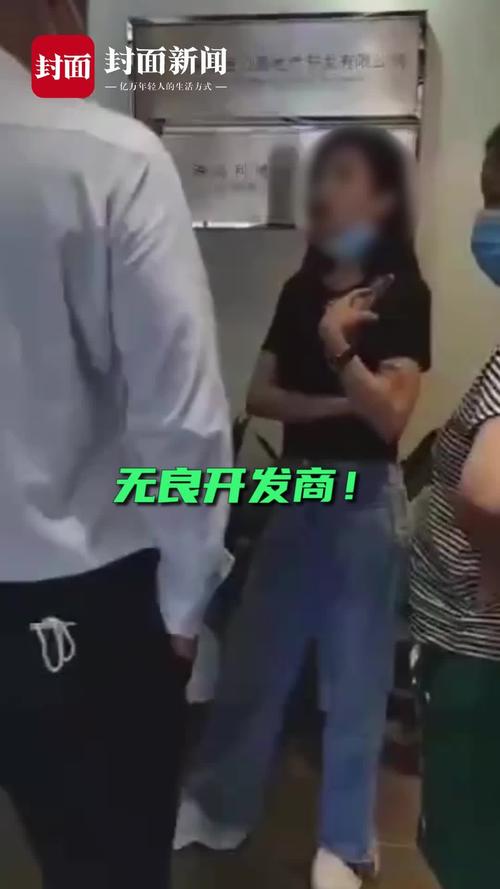上海警方通报女子当街被打：打人者系其男友，已被行拘