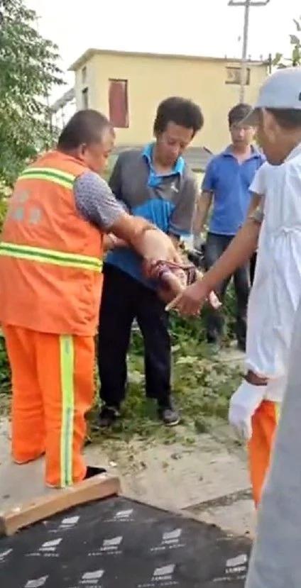 3岁男童掉进排水沟，母亲绝望大哭……生死5分钟，这俩山东小伙拼了