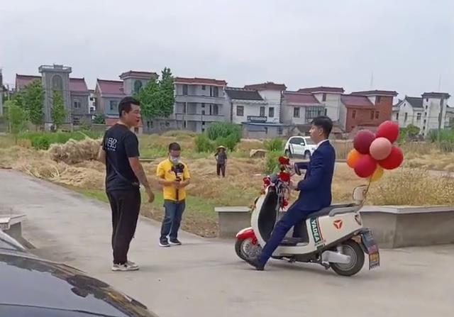江苏一新郎放弃小车用小电驴接新娘，大妈看得惊奇不已一番话亮了