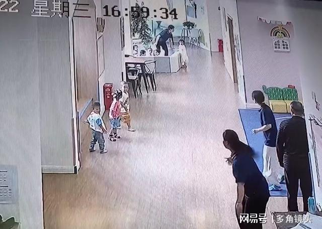 四川成都：地震瞬间，幼儿园老师一人抱俩娃撤离，随后一幕看哭了