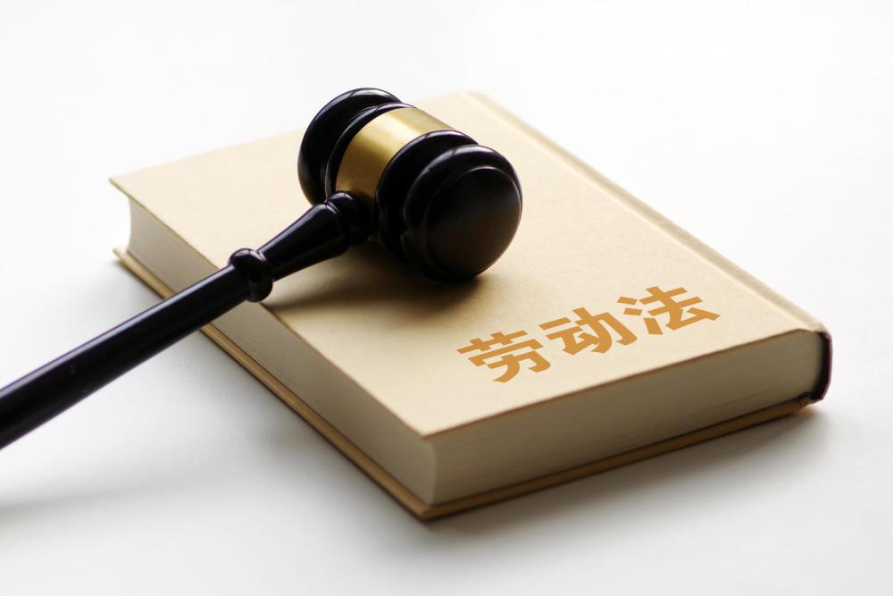 入职仅37天62岁女工夜班期间猝死！工伤认定背后现三大争议