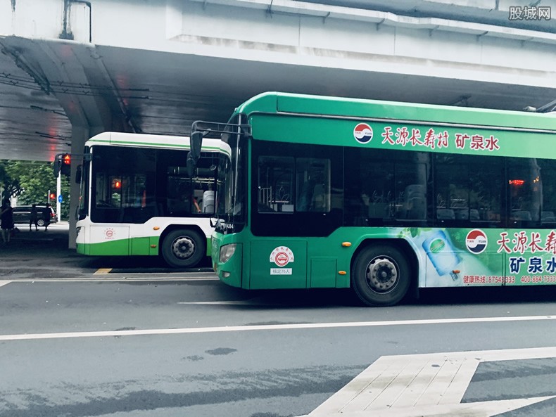西安一名成人可免费带俩娃乘公交地铁 最新政策实施！
