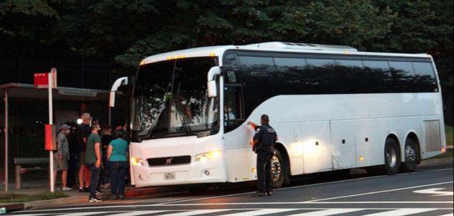 硬刚到底！又有一批非法移民被送到美国副总统家门口