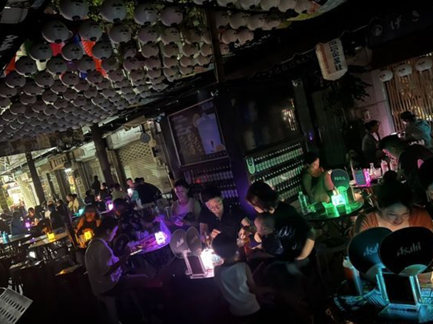 台中逢甲商圈昨晚大停电，台电称用电量过高导致设备烧毁，网友嘲讽