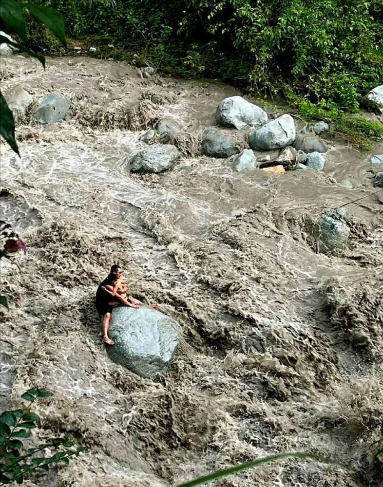 半岛聚焦｜滚滚山洪中，父亲紧抱孩子等待救援……7死8伤，悲痛欲绝