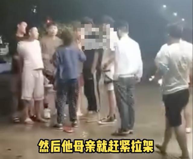 又气又急！男子酒后对母亲拳打脚踢，路人怒扇其耳光，母亲反替子求情