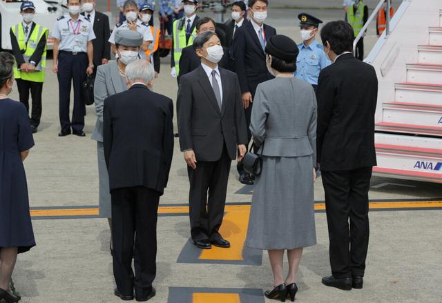 日本天皇夫妇启程赴英出席女王国葬，为天皇即位后外访