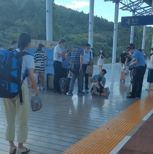 湖南郴州, 父亲带婴儿坐高铁, 到站后发现孩子一动不动, 崩溃瘫地