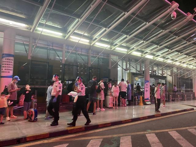 8万旅客滞留三亚 完成7天风险排查后可离岛
