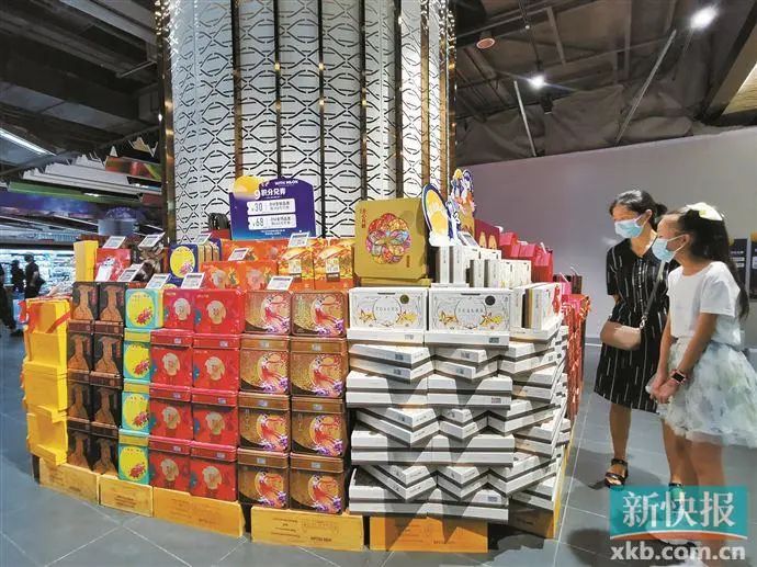 中秋将近，新规出台后月饼这样卖，市民怀念“配刀叉”