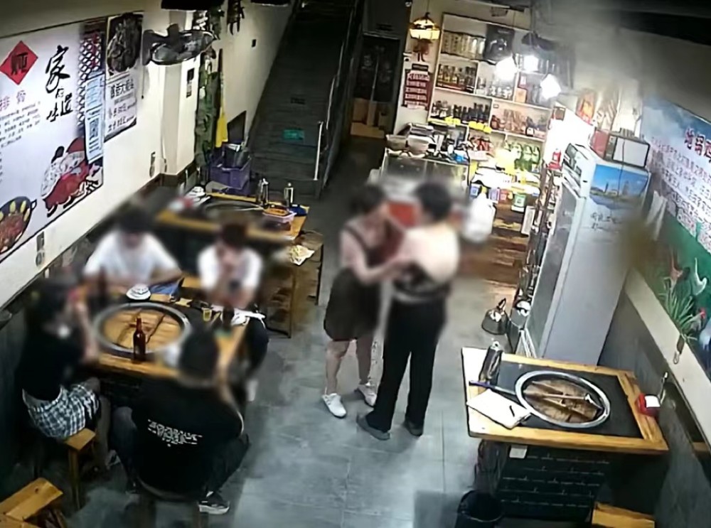 女子上半身裸露进入饭店，热心女店主帮其穿衣遮挡，店主：已报警并联系妇联