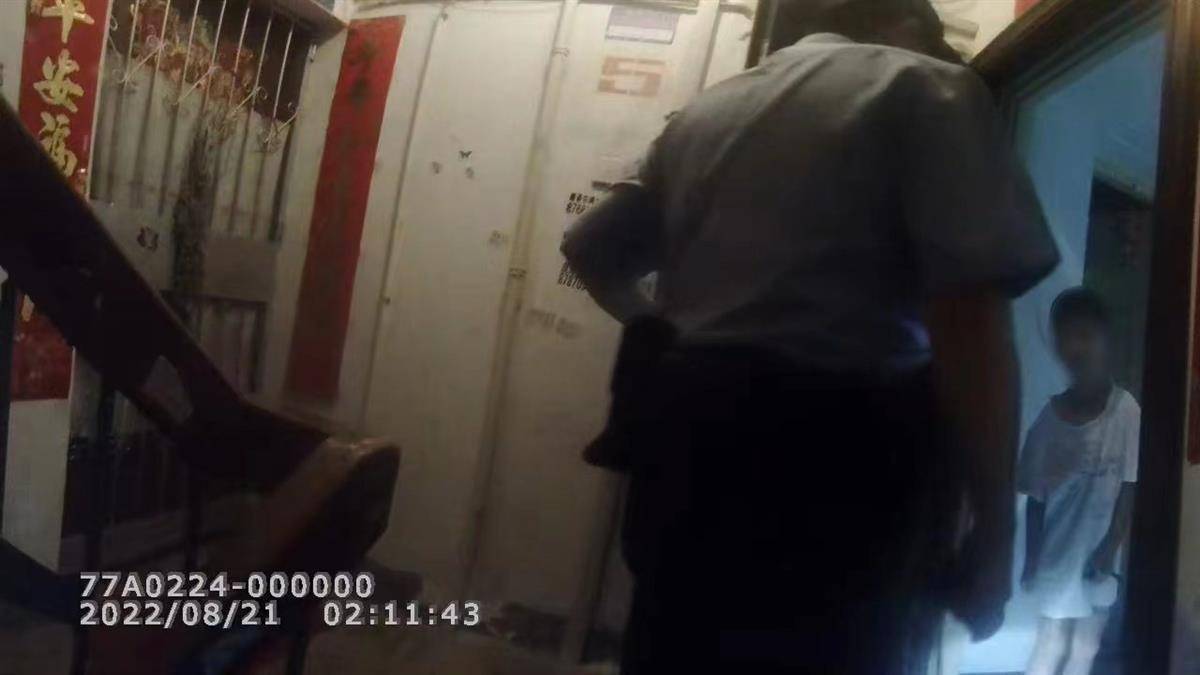 “去派出所睡觉多少钱？”8岁男孩半夜醒来发现父母不见，拨打110如此发问