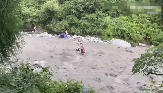成都彭州山洪目击者：曾看到山顶的云异常