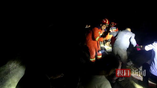 重庆一家11人溶洞避暑9人被困，获救时正在洞内烤火