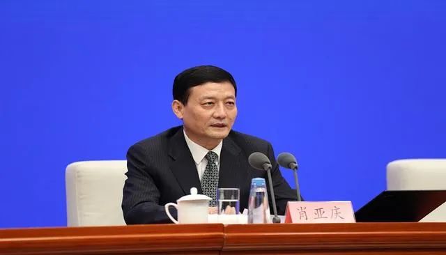 正部级肖亚庆任上被查，通报有两个罕见之处，原领导此前被降级撤职